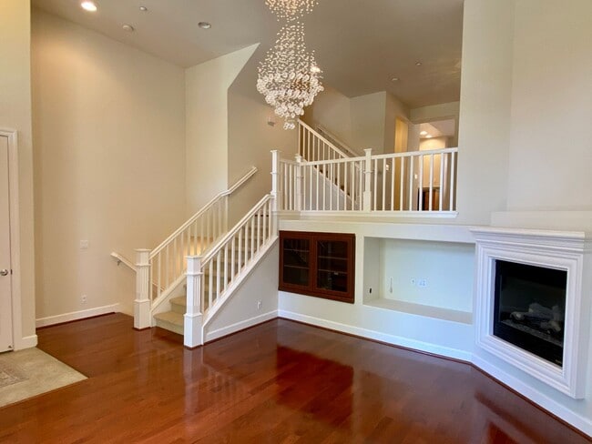Building Photo - Beautiful 3 Bedroom 2.5 Bath Sunnyvale Vil...