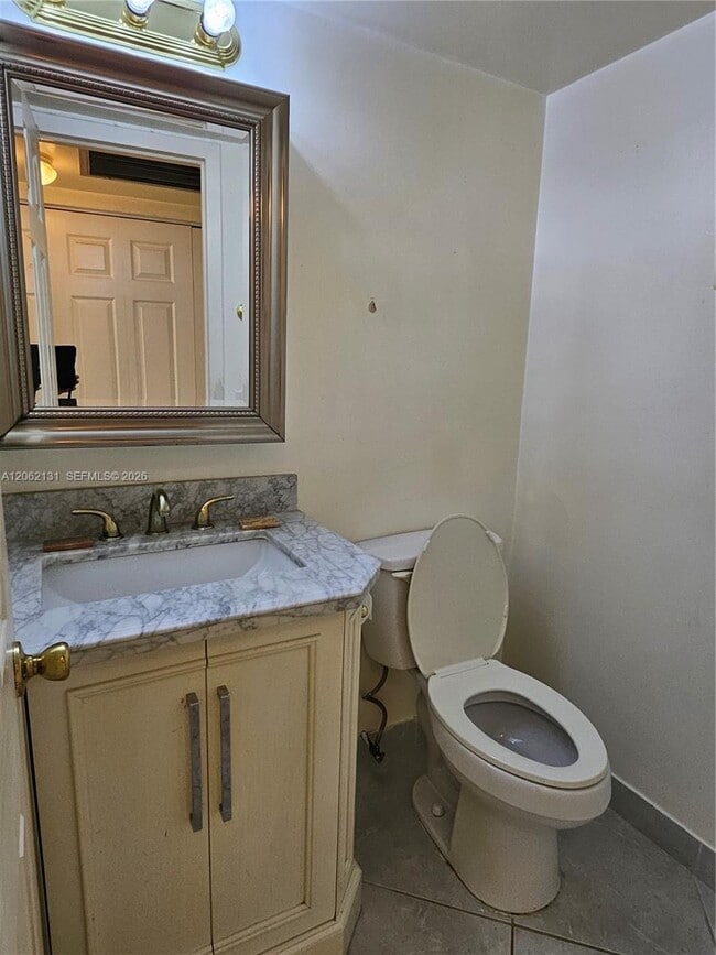 Building Photo - 559 Mansfield M