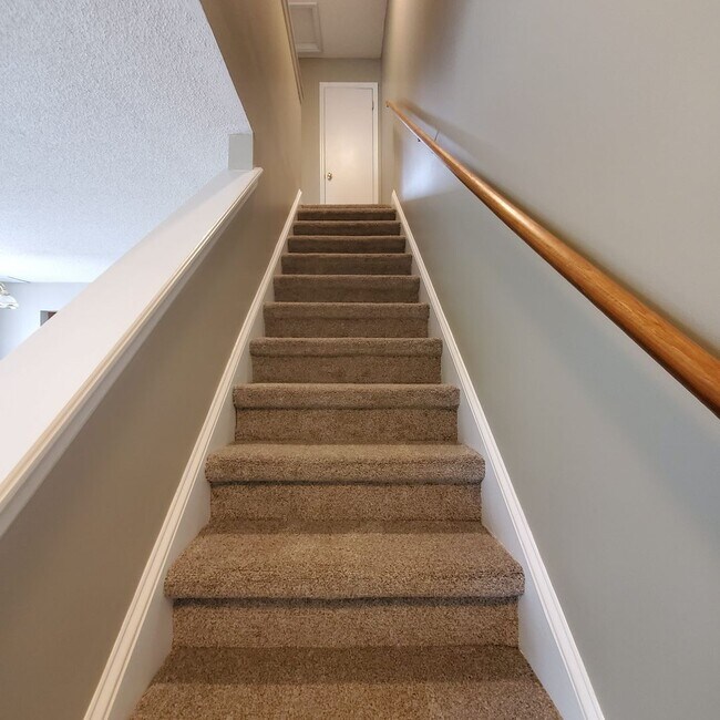 Building Photo - CUTE 2 bedroom, 2½ bath town house close t...