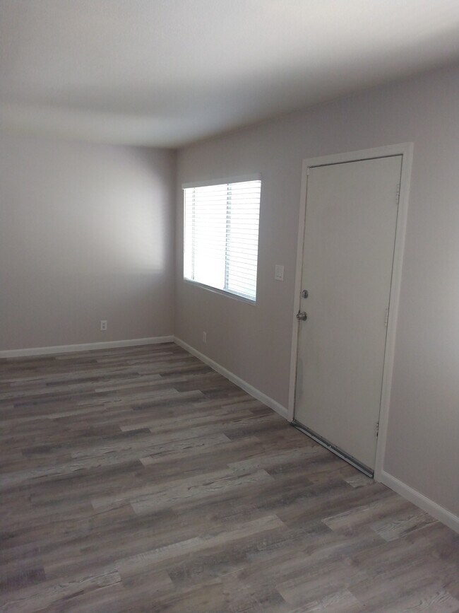Building Photo - 1702 W Tuckey Ln