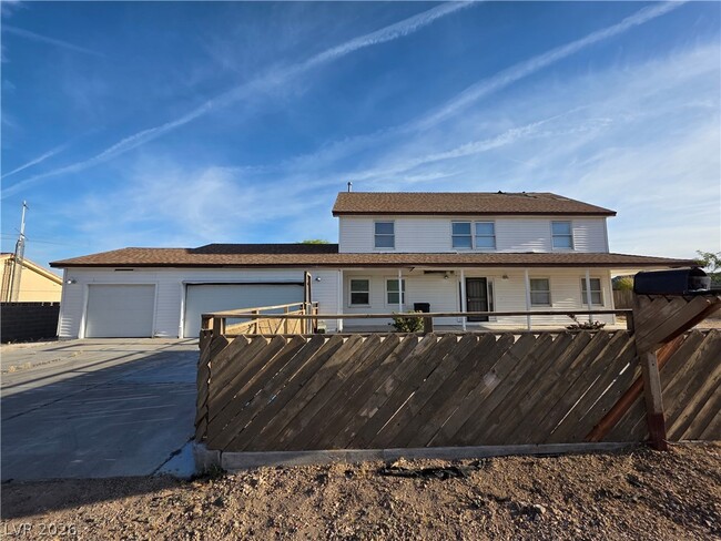 Building Photo - 1590 Mustang Dr