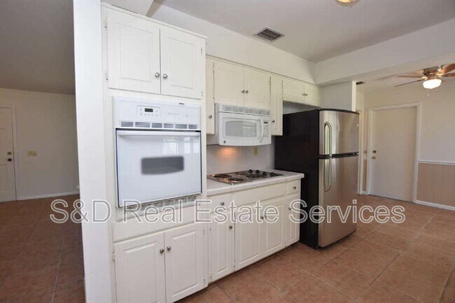 Building Photo - 204 Chaucer Ln