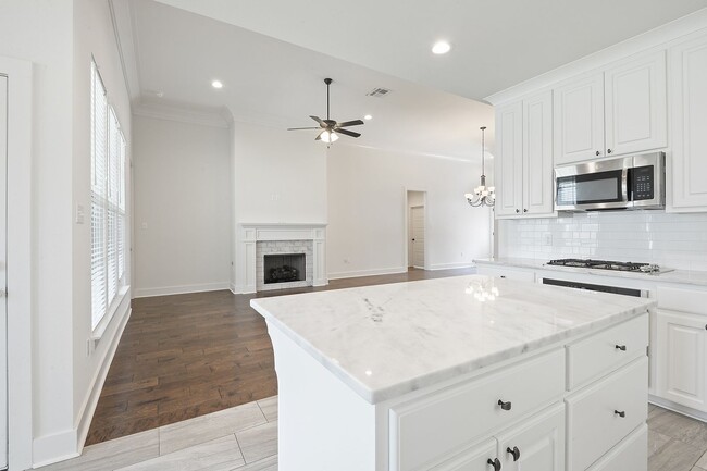 Building Photo - Beautiful home with high end finishes