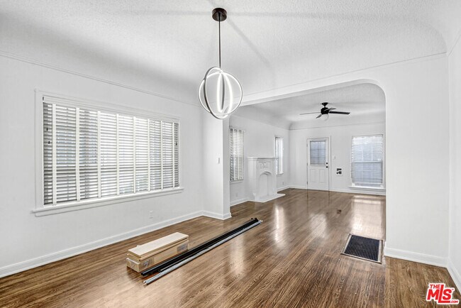 Foto del edificio - 1357 Cloverdale Ave