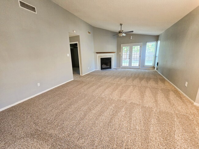 Foto del edificio - 3213 Honeysuckle Dr