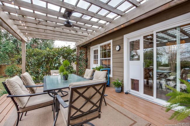 Foto del edificio - STUNNING 3-BEDROOM HOME WITH POOL IN ALAMO HEIGHTS