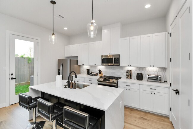 Foto del edificio - 6115 Campos Dr