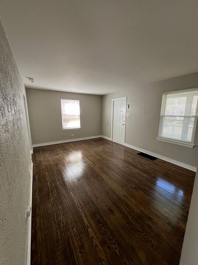 Building Photo - Welcome to your new home! Discover 10123 S...
