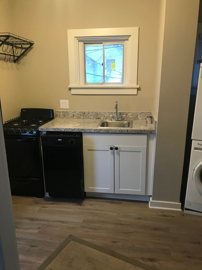 kitchen with gas stove and dishwasher - 609 W Lake Ave