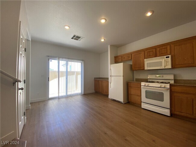 Building Photo - 880 Blue Rosalie Pl