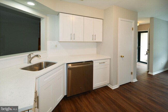 Building Photo - 692 Tomlinson Ln