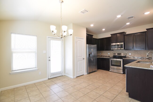 Foto del edificio - 3412 Aubree Katherine Dr