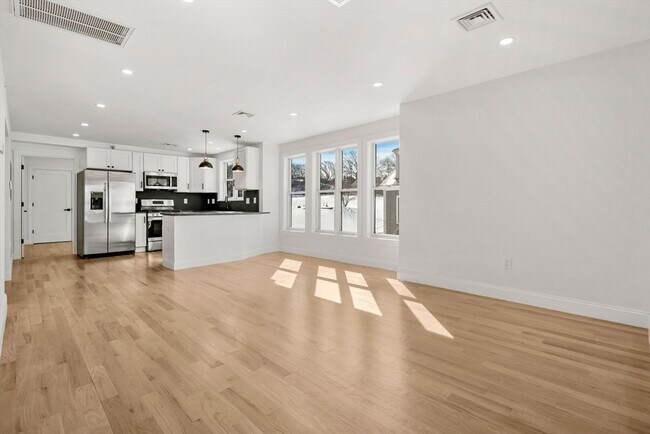 Building Photo - 55 Dustin St