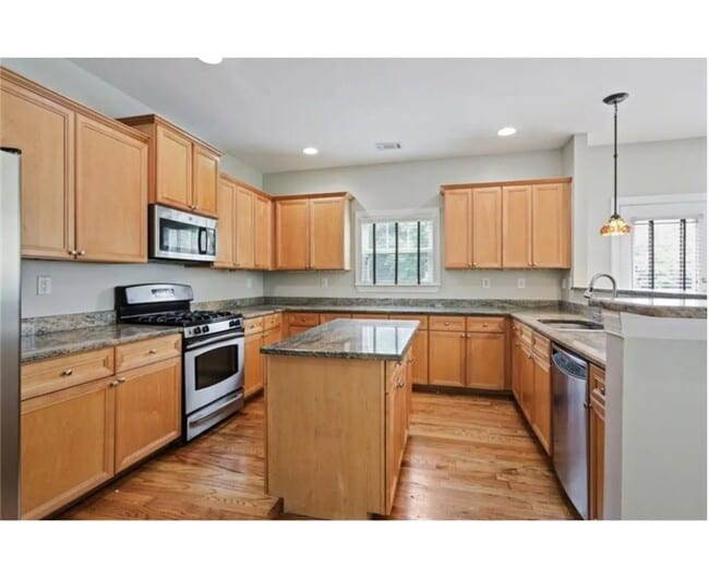 Building Photo - Charming 3BR Townhome in Atlanta