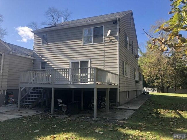 Foto del edificio - 265 Demarest Ave