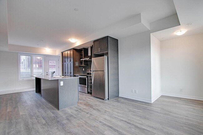 Photo du bâtiment - 12-3580 lakeshore blvd Etobicoke Ontario M8W3J6