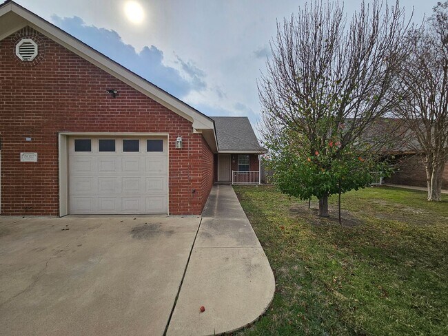 Foto del edificio - AVAILABLE NOW!