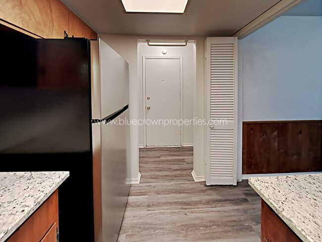 Building Photo - 606 Royal Crest Dr