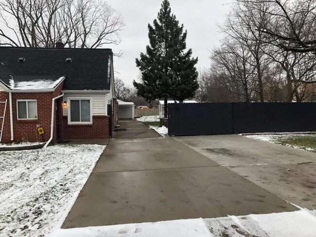 Building Photo - 15243 Beech Daly Rd