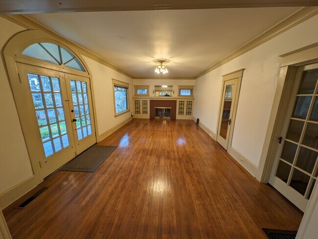 Building Photo - Beautifully Sellwood-Moreland 5 Bed 2 Bath...