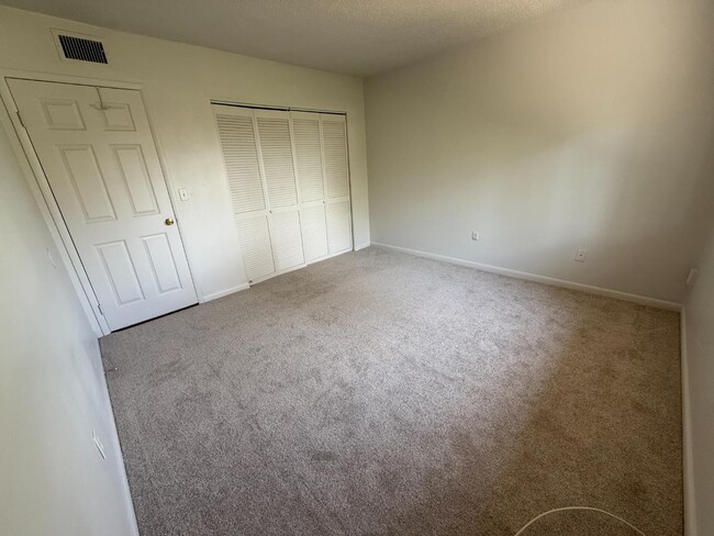 Building Photo - 136 Country Club Dr