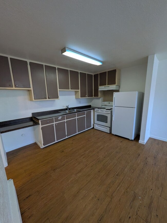 Building Photo - 1400 Kingston St