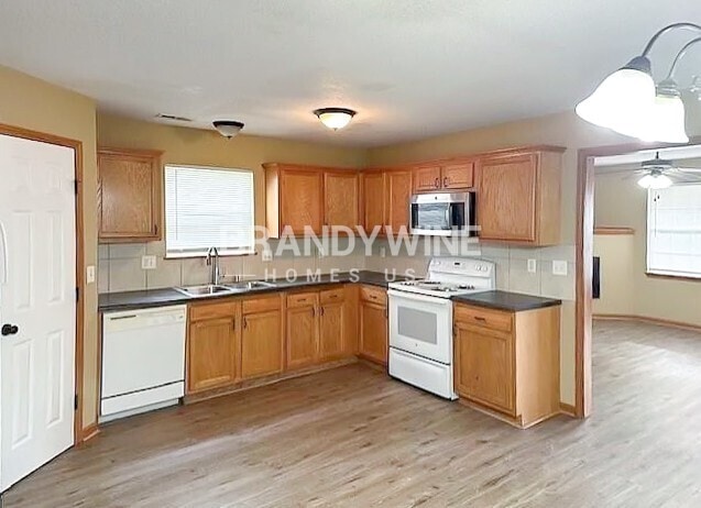 Building Photo - 1002 NE Deer Creek Rd