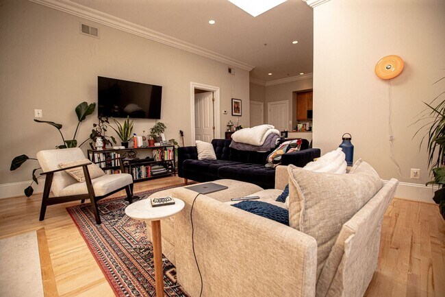 Foto del edificio - Charming 2BR Condo in Logan Circle