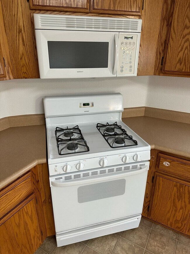 Foto del edificio - 1724 E Country Ct