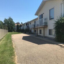 Building Photo - 45 Cosgrove Crescent