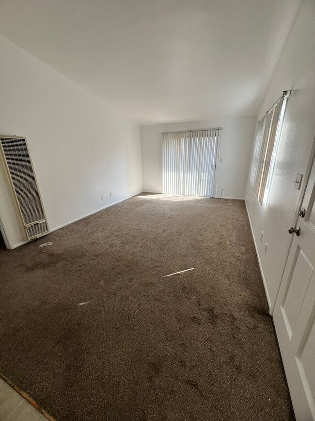 Building Photo - Midtown Ventura - Spacious one bedroom, one bath single level apartment