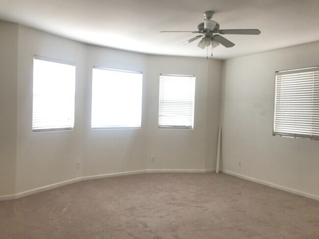 Building Photo - Stallion Springs Beauty - SPACIOUS 4+3 plu...