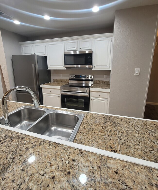 Kitchen w/upgraded appliances - 8601 Park Ln