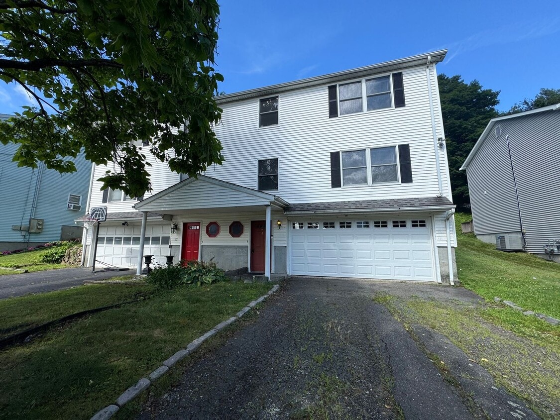 Primary Photo - Spacious 3 bedroom 2.5 bathroom Duplex