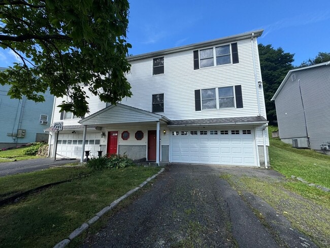 Spacious 3 bedroom 2.5 bathroom Duplex - Spacious 3 bedroom 2.5 bathroom Duplex House