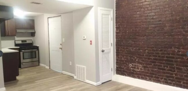 Building Photo - Cavernous 2 Bedroom Apartment with Office