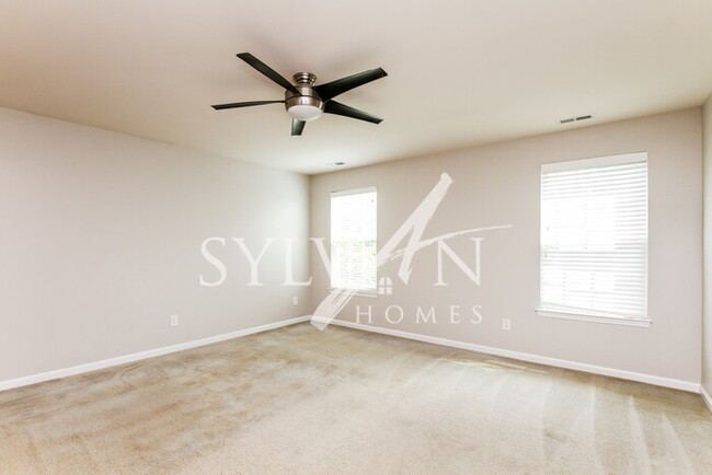 Building Photo - Gorgeous 5 Bedroom, 3.5 Bath home in the d...