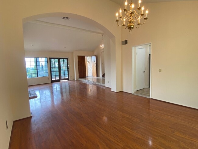 Building Photo - Beautiful Views, Spacious 4 bed 3.5 bath h...