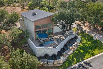 Building Photo - 820 Broken Arrow