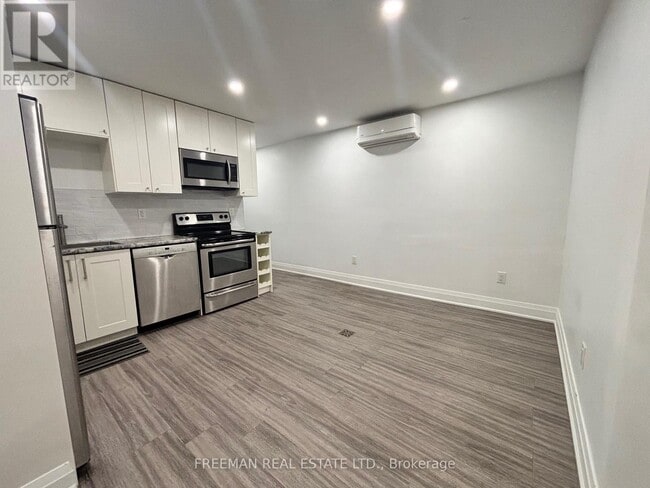 Building Photo - 340 Howland Ave