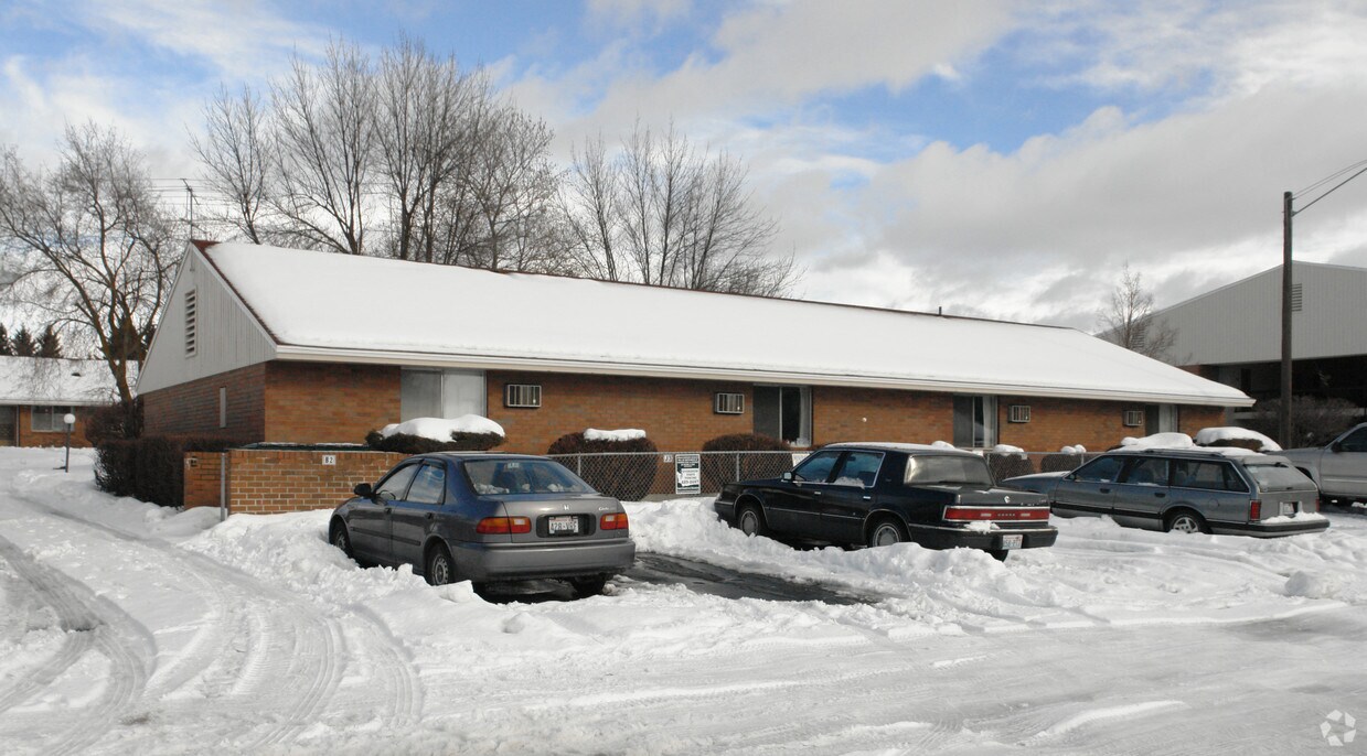 Foto del edificio - The Pines Affordable Senior Apartments