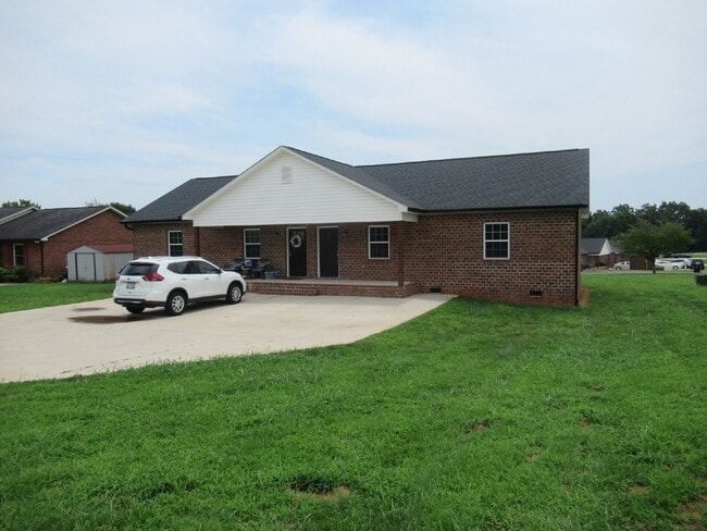 Building Photo - Great Brick Duplex Rental on the Southwest Side of Lincolnton!