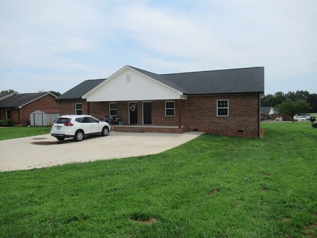 Foto del edificio - Great Brick Duplex Rental on the Southwest Side of Lincolnton!