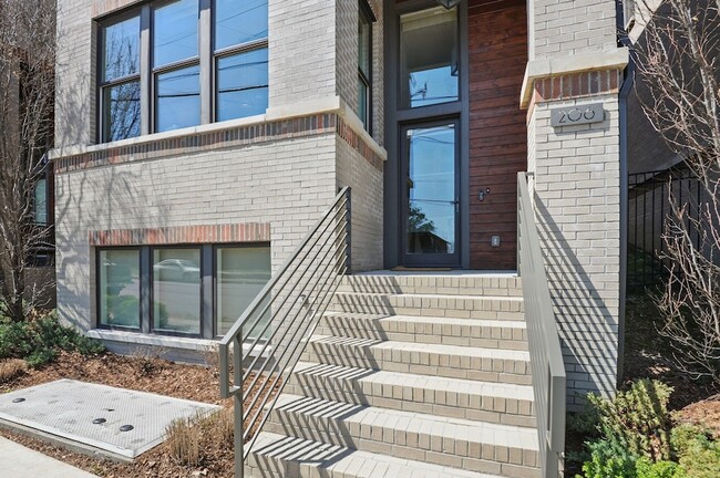 Building Photo - 206 S 10th St