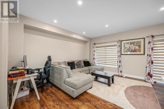 Building Photo - 292-292 Falcon Dr