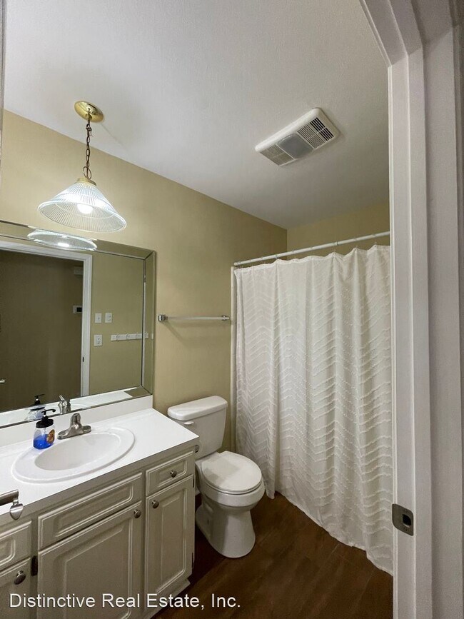 Building Photo - 4 br, 2.5 bath House - 334 Country Club Blvd.