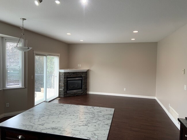 Building Photo - Spacious Family Upper Home