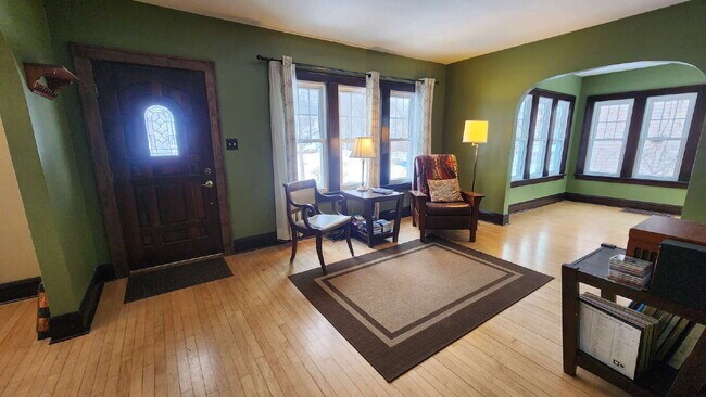 Foto del edificio - 4-Bedroom, 2 Bathroom Easthill Home with Bonus Room, Finished Lower Level, and Garage