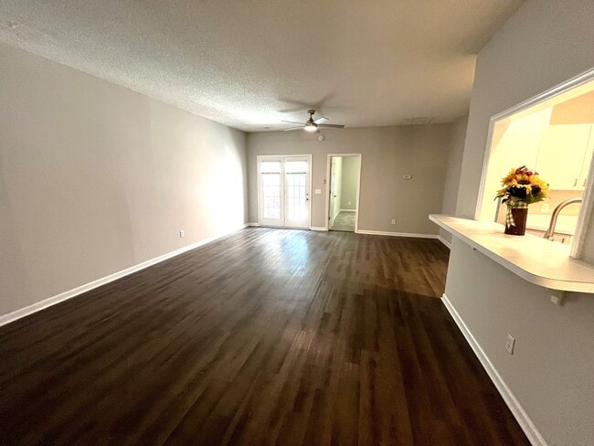 Building Photo - 1600 Sturdivant Dr