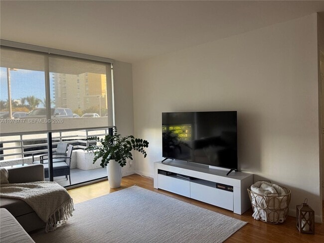 Foto del edificio - 3300 NE 191st St